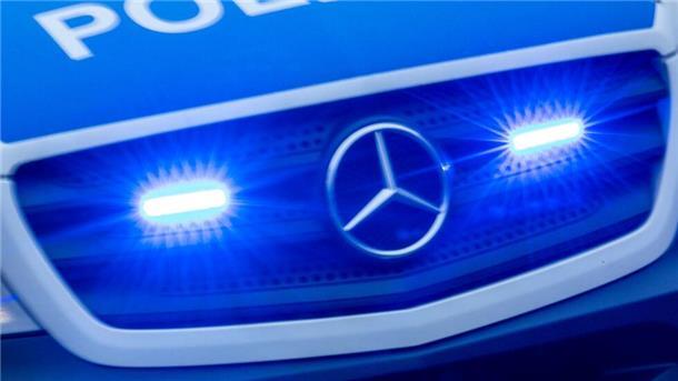 Ein Einsatzfahrzeug der Polizei fährt mit Blaulicht durch die Innenstadt.