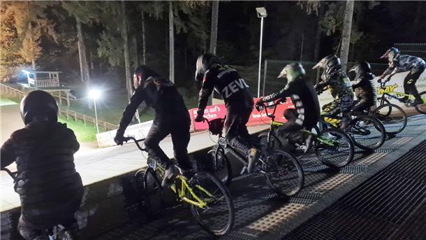 BMX für alle: So kann im größten Pumptrack Norddeutschlands trainiert werden Die jungen BMX-Fahrer aus Zeven haben keine Angst, von ganz oben zu starten.