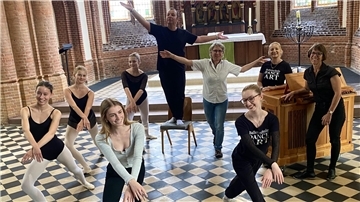 Die jungen Tänzerinnen der Ballettschule Dance Art nehmen in der Christuskirche Tuchfühlung mit dem Raum, dem Platz fürs Tanzen und der noch fehlenden zentralen Skulptur auf: Der vier Meter hohe " Tanzende Christus" von Eisenbildhauerin Hilke Leu steht bisher in der Großen Kirche und wird demnächst für Eva Schads Orgelkonzert in der Christuskirche aufgebaut. Zum Proben markieren Leu und Ballettmeister Marius Manole die Figur.