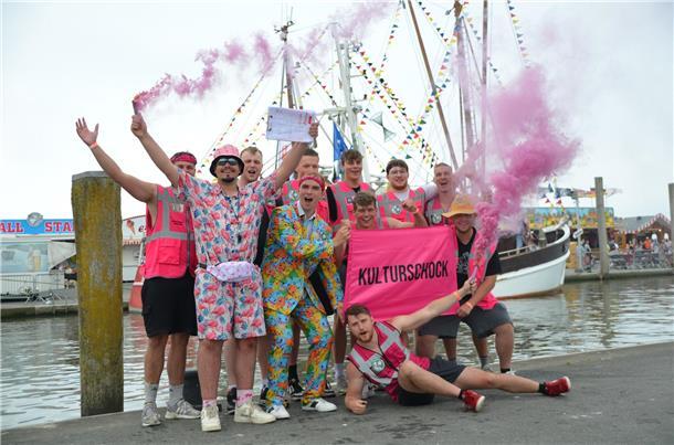 Die Jungs vom Team "Kulturschock" rund um Trainer Bastian und Manager Lasse (vor...
