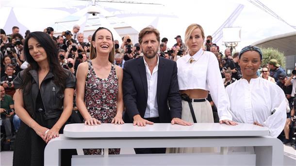 Stars und Glamour: Filmfestspiele in Cannes eröffnet Die Jury wird vom letztjährigen Palmen-Gewinner Ruben Östlund geleitet. Zur Jury gehören außerdem Maryam Touzani (l-r), Brie Larson, Julia Ducournau und Rungano Nyoni.