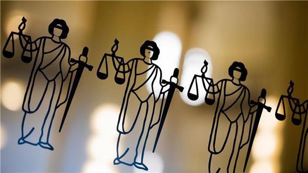 Prozess wegen Totschlags: Angeklagte äußern Bedauern Die Justitia ist an einer Scheibe am Eingang zum Oberlandesgericht zu sehen.