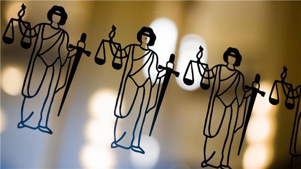 Die Justitia ist an einer Scheibe am Eingang zum Oberlandesgericht zu sehen.