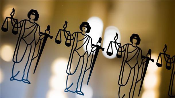 Angeklagter gesteht Blitzeinbruch bei Juwelier Die Justitia ist an einer Scheibe am Eingang zum Oberlandesgericht zu sehen.