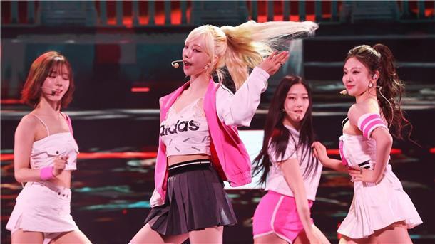 Die K-Pop-Mädchengruppe aespa auf der Bühne. Perfektion ist gefragt.
