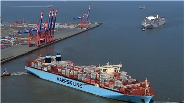 Containerschiff vor der Kaje.