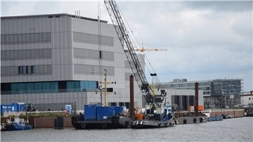 Die Kaje vor dem Thünen-Institut im Fischereihafen I ist um 25 Meter verlängert worden. Verblendet wurde die Anlage von der Kajen-Kante bis zur Wasseroberfläche mit einer Vorhangfassade aus Klinker.
