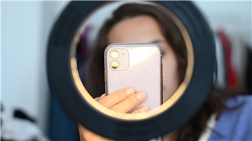 Die Kamera läuft immer mit: Die Privatsphäre von Influencer-Kindern soll besser geschützt werden. (Symbolbild)