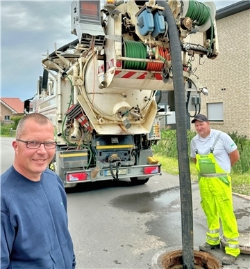 Die Kanalspülung in Brake durch die Firma Nehlsen GmbH findet im Auftrag des OOWV statt. Das Foto zeigt den Vorgang in Großenmeer mit Thorsten Tönjes (links, Mitarbeiter der OOWV-Kläranlage Brake) und Jens Redelfs (Firma Nehlsen).