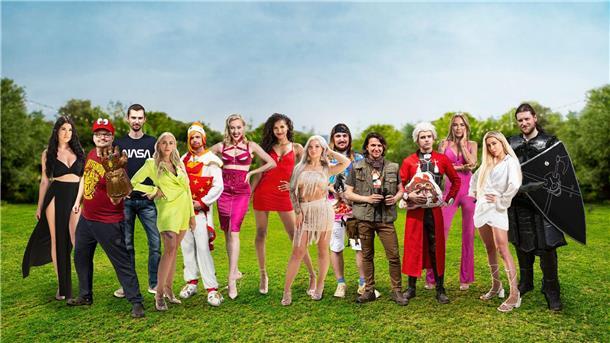 Die Kandidaten der Kuppelshow „Beauty & The Nerd“ Jules (l-r), Dominik, Florian, Beverly, Marco, Setty, Brenda, Selina, David, Stefan, Mike, Natascha, Walentina und Samuel.