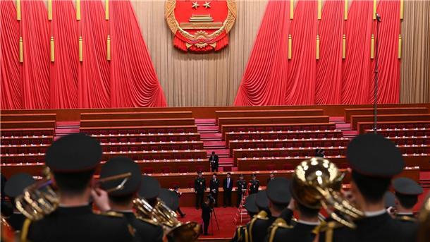 Chinas Volkskongress endet: Höheres Militärbudget abgesegnet Die Kapelle der Volksbefreiungsarmee steht im Plenarsaal der großen Halle des Volkes. Der Nationale Volkskongress ist beendet.