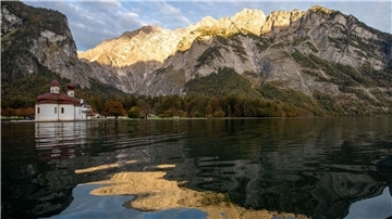 Die Kapelle St. Bartholomä am Königssee vor dem Watzmann. (Archivbild)