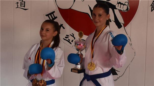 Karate-Schwestern Ajla und Dalia Zahirovic pushen sich gegenseitig Die Karate-Talente Dalia (links) und Ajla Zahirovic kehrten mit Medaillen von der deutschen Meisterschaft in Halle zurück.
