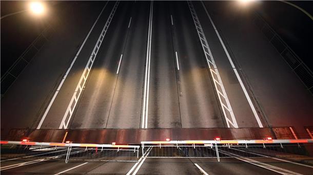 Die Kennedybrücke muss erneut hochgeklappt werden.