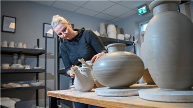 Die Keramikerin Christina Wolter hatte durch Corona keinen leichten Start. Sie führt in Bremerhaven das Keramik-Atelier „formschön“ und möchte ihre Kunden mit zeitloser Keramik glücklich machen.