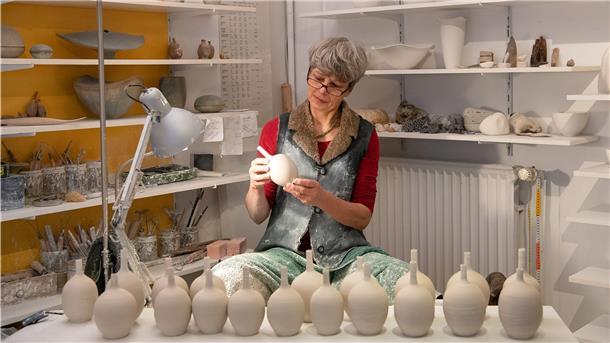 Die Keramikerin Ingrid Ripke-Bolinius arbeitet in ihrer Werkstatt in Worpswede.
