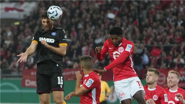 Die Kickers Offenbach um Boubacar Barry (3.vl) bereiteten dem Karlsruher SC lange Zeit Probleme.