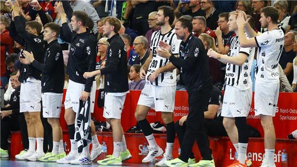 SG Flensburg-Handewitt feiert fünften Derby-Sieg in Serie Die Kieler Ersatzbank feiert einen THW-Treffer.