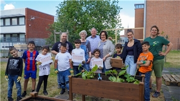 Die Kinder aus der Allmersschule präsentierten ihre Arbeit voller Stolz den interessierten Erwachsenen (hinten von links): Vahit Kurutlu (Standortmanagement Geestemünde), Schulleiterin Petra Quaas, Thomas Ventzke und Gunda Böttger-Türk (Schulpaten), Anna-Lena Buchheim (Gesundheitsfachkraft) und „Acker-Coach“ Linda Böhm.