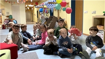 Die Kinder der Braker Kita Tausendfüßler nutzen aktuell den Bücherbollerwagen des Projektes „Leseförderung Wesermarsch“.