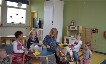 Ein neues Luftreinigungsgerät schafft ein gutes Raumklima für die Kinder der Kita Deichbutjer in Wersabe.