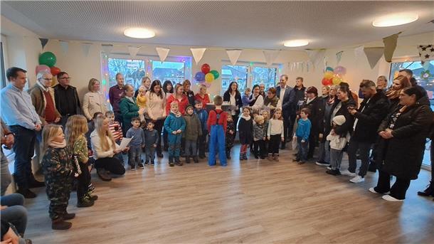 Die Kinder der Kita Stubben singen den Gästen zur Eröffnung des Anbaus ein Ständchen. 