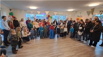 Die Kinder der Kita Stubben singen den Gästen zur Eröffnung des Anbaus ein Ständchen. 