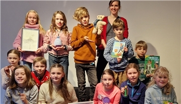 Die Kinder, die mit der Theaterpädagogin Saskia Mosler im Historischen Museum proben, haben eine Vitrine mit ihren Lieblingsobjekten bestückt.