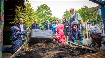 In einer Kindertagesstätte in Bremerhaven helfen Kinder ein Hochbeet anzulegen. 
