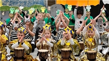 Die Kinder hatten viel Spaß beim Trommeln auf der Djembe.