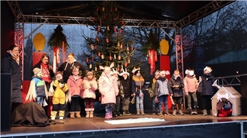 Die Kindergartenkinder bei ihrer Aufführung.
