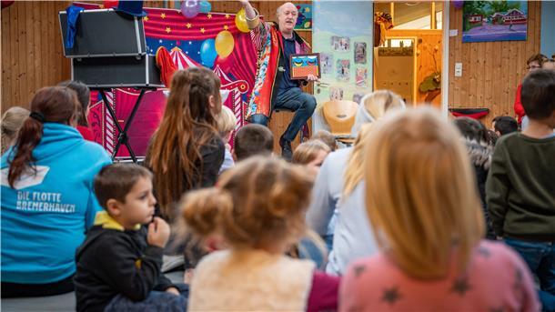 Die Kindertagesstätte der Kreuzkirche feiert 50-jähriges Bestehen - mit dabei: Zauberer Uwe Lührs.