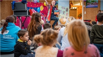 Die Kindertagesstätte der Kreuzkirche feiert 50-jähriges Bestehen - mit dabei: Zauberer Uwe Lührs.