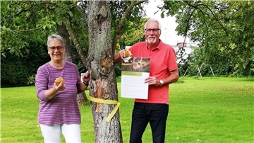 Die Kirchengemeinde beteiligt sich mit zwölf Bäumen am Ernteprojekt „Gelbes Band“ des Zentrums für Ernährung und Hauswirtschaft Niedersachsen (ZEHN). Mit dem „Gelben Band“ hat es folgende Bewandtnis: Es wird um die Stämme der Bäume gebunden, von denen sich Obstfans bedienen dürfen.