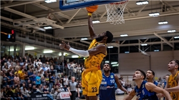 Die Kirchheimer waren oft schneller als die Eisbären - so wie Michael Miller beim Korbleger in dieser Szene. Jarelle Reischel (rechts) und Kevin Charles sind zu spät dran.