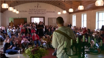 Die kirchliche Friedens- und Gedenkstättenarbeit im Kirchenkreis Bremervörde-Zeven hatte gemeinsam mit der Gedenkstätte Lager Sandbostel und den Kirchengemeinden Selsingen, Bevern, Rhade und Gnarrenburg eingeladen.