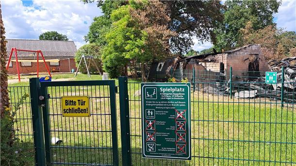 Die Kita Rappelkiste und der Spielplatz bleiben bis auf Weiteres geschlossen. Grund sind Brandschäden auf dem Nachbargrundstück. 