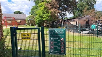 Die Kita Rappelkiste und der Spielplatz bleiben bis auf Weiteres geschlossen. Grund sind Brandschäden auf dem Nachbargrundstück. 