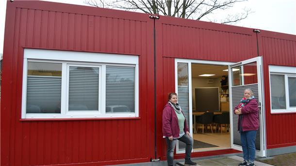 Die Kita Regenbogen in Schiffdorf ist rappelvoll. Die Erzieherinnen - im Bild die beiden Kita-Leiterinnen Verena Kretzner (links) und Inge Schenke - mussten mit ihrem Mitarbeiterraum in einen Container umziehen.