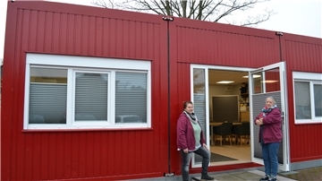 Die Kita Regenbogen in Schiffdorf ist rappelvoll. Die Erzieherinnen - im Bild die beiden Kita-Leiterinnen Verena Kretzner (links) und Inge Schenke - mussten mit ihrem Mitarbeiterraum in einen Container umziehen.