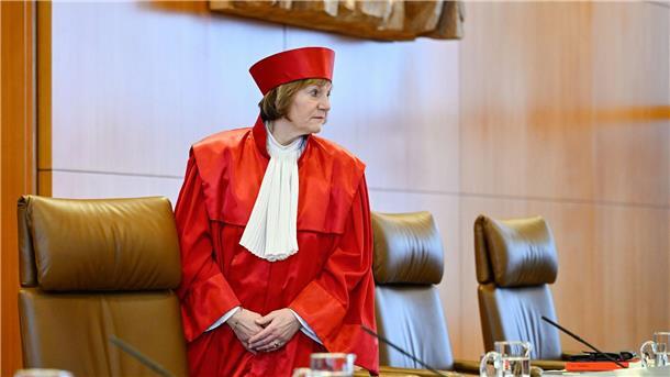 Aufatmen für Koalitionsverhandler: Soli darf vorerst bleiben Die Kläger sind gescheitert, der Soli darf vorerst weiter erhoben werden.