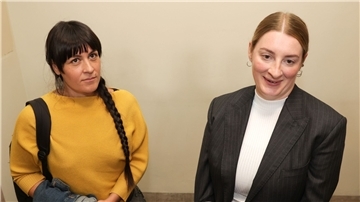 Die Klägerin Gabrielle L. (l) und ihre Rechtsanwältin Leonie Thum vor der Verhandlung im Landgericht Berlin.