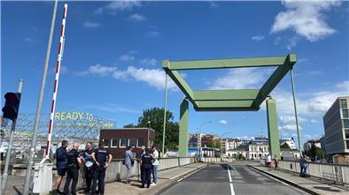 Polizisten an der Brücke.