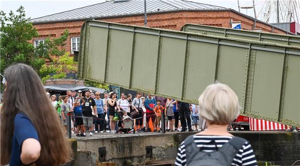 Die Klappbrücke zwischen Altem und Neuem Hafen musste von den Mitarbeitern von B...