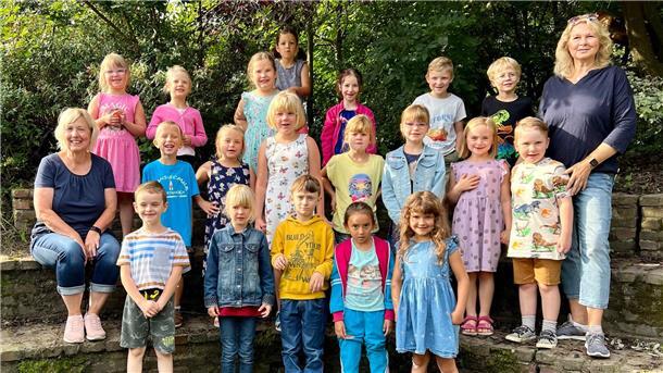 Die Klasse 1a mit den 19 Schülerinnen und Schülern unterrichtet Antje Einbrodt-Luga (rechts). Christel von Loeper ist hier als Schulbegleiterin tätig.