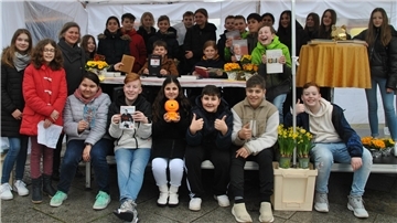 Die Klasse 6b des Gymnasiums Nordenham trug am Dienstag Gedichte vor und sammelte Spenden.