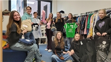 Die Klasse Gy8 der Oberschule Achtern Diek in Dorum hat die Patenschaft für den Schul-Secondhand-Shop "To good to go" übernommen. In kleinen Gruppen bilden sie abwechselnd Ladenteams, die beraten, sortieren und einräumen.