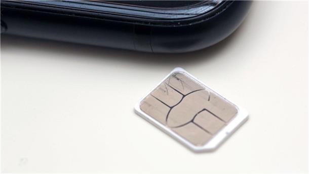 Mobilfunkkunden: Menschliche Nutzer werden Minderheit Die klassische SIM-Karte verschwindet aus den ersten Mobiltelefonen - es gibt nun eine digitale Version namens eSIM.