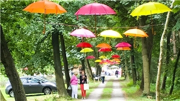 Die „Kleine Galerie am Moor“ in Klenkendorf 16 will Kunstfreunde aus dem gesamten Elbe-Weser-Raum mit einer ganz besonderen Atmosphäre und den Arbeiten von einem Dutzend Kreativen verzaubern.
