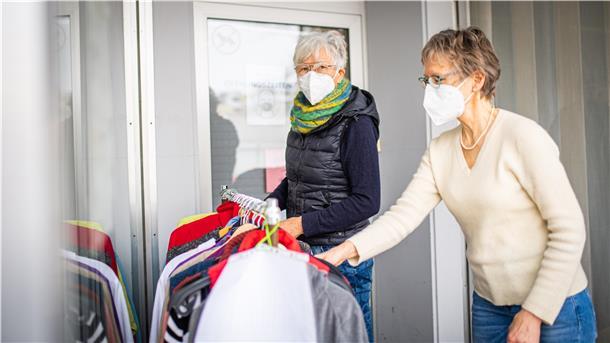 Die kleine Kleiderkammer des „Lebensraumes“ an der Bremerhavener Rickmersstraße ist Anlaufstelle für Bedürftige. Die Ehrenamtlichen der evangelisch-freikirchlichen Gemeinde, Jutta Hoyer (links) und Angela Hühne, lassen Menschen in Not nicht in der Kälte stehen und stellen Wärmendes zum Mitnehmen draußen vor die Tür. Es ist ruck, zuck weg. Foto: Hartmann
